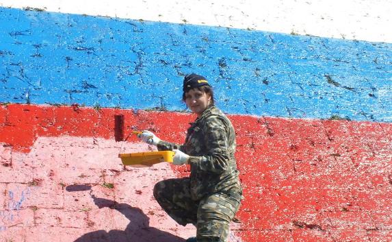 В Севастополе в День присоединения Крыма к России обновили российские флаги на Инженерном мысу